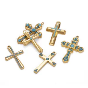 Ciondoli a croce color oro intarsiati con strass turchesi blu per accessori fai da te.