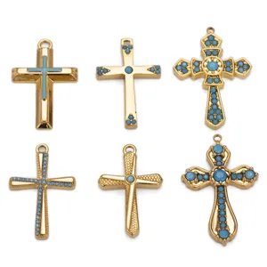 Ciondoli a croce dorati con inserti in pietra blu, accessori per la creazione di gioielli DIY.