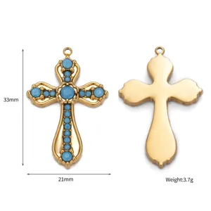 Vista dettagliata del ciondolo croce turchese, metallo placcato oro 18k, accessorio DIY.