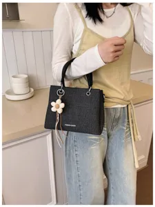 Bolso de mano cuadrado de mezclilla negra informal con colgante de margarita para diario.