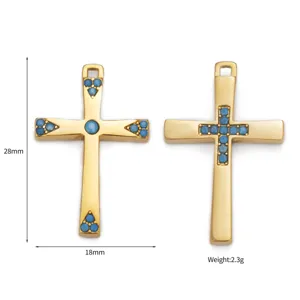 Vista dettaglio ciondolo croce placcato oro dimensioni 28x18mm peso 2.3g per gioielli fai da te