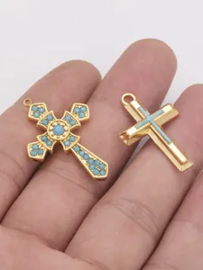 Ciondolo croce placcato oro 18K DIY con perline turchesi e smalto blu per creazione gioielli.