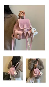Vista detallada de la elegante mochila rosa con lindo colgante de cachorro y bolsillos.