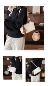 Elegante weiße Damen Achseltasche, schicke minimalistische Mode Handtasche mit Anhänger.
