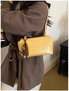 Minimalistische gelbe Damentasche für Damen, schicke Schultertasche mit Holzperlen Anhänger.