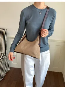 Bruine suède okseltas chique hobo tas casual dagelijkse stijl detailweergave.