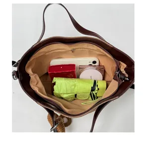 Detailansicht des geräumigen Freizeitschultertasche-Innenraums, minimalistischer Stil.