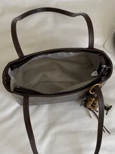 Dunkelbraune Damen Handtasche Schultertasche mit Griff und Holzperlen Anhänger elegant.