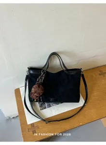 Schwarze Wildleder-Shopper-Tasche, lässige Umhängetasche mit kariertem Anhänger.
