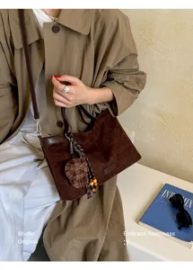 Braune lässige Wildleder-Umhängetasche mit niedlichem Mützen-Anhänger für stilvolle Damen.