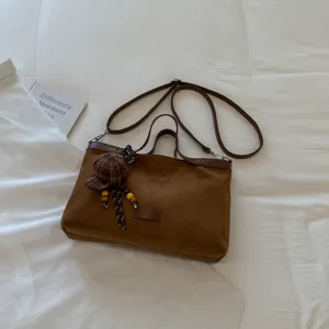 Braune Wildleder Handtasche große Kapazität Schulter und Umhängetasche Detail Ansicht
