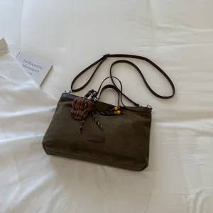 Grosse Kapazitaet Freizeit Umhaengetasche fuer Damen, stylische Pendler Tasche mit Anhaenger.
