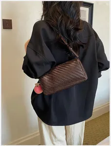 Elegante donkerbruine geweven schoudertas voor dames, minimalistische casual onderarmtas.