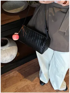 Casual geweven schoudertas voor dames, stijlvolle zwarte okseltas met leuke appelenhanger.