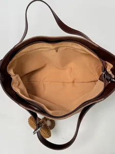 Braune Pendler-Umhängetasche mit großem Fassungsvermögen, stylische Freizeittasche für Alltag.