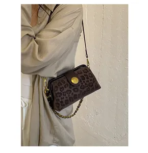 Retro Leopardenmuster Umhängetasche mit Kette und Kussverschluss für Damen Detailansicht.