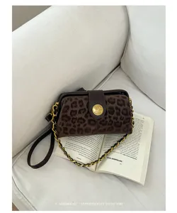 Retro Leopardenmuster Umhängetasche mit Kette und klassischem Klickverschluss Design.