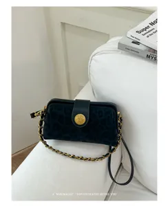 Modische schwarze Leo-Muster Schultertasche mit goldener Kette und elegantem Retro-Verschluss.