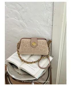 Detail des Vintage-Wildleder-Umhängebeutels mit Leopardenmuster und goldener Kette.