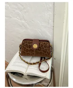 Nahaufnahme der Retro-Leopardenmuster-Kussverschluss-Umhängetasche mit Goldkettendetail.