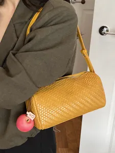 Stijlvolle gele geweven schoudertas voor dames, trendy okseltas met schattige appelhanger.