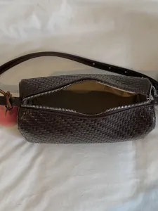 Donkerbruine gevlochten cilindrische schoudertas voor dames, stijlvolle casual handtas.
