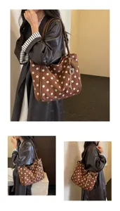 Vue détaillée du sac cabas à pois marron, grand sac élégant porté épaule pour femmes.