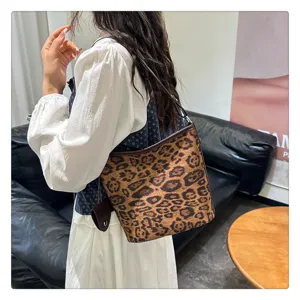 Borsa a secchiello in camoscio con stampa leopardata retrò, elegante borsa a tracolla chic.