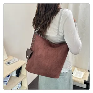 Borsa a tracolla vintage in camoscio marrone da donna, borsa a secchiello hobo morbida casual.