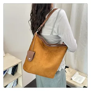 Borsa a tracolla vintage in camoscio da donna, borsa a secchiello casual marrone per uso quotidiano.