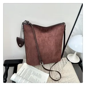 Borsa a tracolla vintage in camoscio marrone per donna, elegante borsa a secchiello.