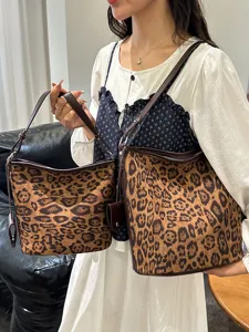 Donna borsa a secchiello in camoscio leopardato borsa tracolla casual vista principale chic
