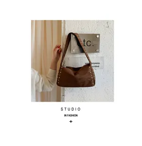 Braune Wildleder Schultertasche mit Nieten im Retro Punk Stil Damen Modetisch Detail Ansicht