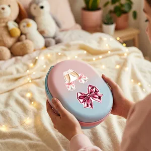 Boîte de rangement rose pastel décorée avec de jolis autocollants nœud et coupe de champagne.