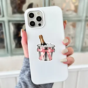 Gros plan detaille d'une coque de telephone blanche elegante avec un autocollant de seau a champagne.