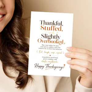 Dettaglio ravvicinato della divertente biglietto d'auguri del Thanksgiving con grafiche e messaggi.