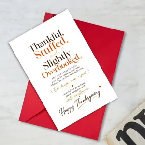 Biglietto d'auguri del Thanksgiving con busta rossa, simpatico design di carta regalo festiva.