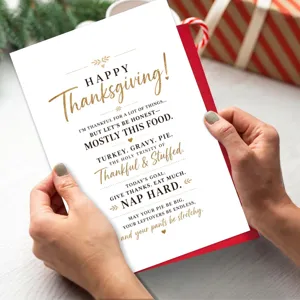 Dettaglio del biglietto d'auguri Thanksgiving con testo divertente e design festivo.
