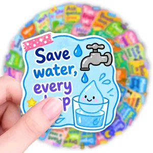 Carino adesivo con slogan sul risparmio idrico e design a goccia per decorare bottiglie.