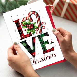 Dettaglio biglietto auguri di Natale con tipografia LOVE a quadri, bastoncino di zucchero e busta.