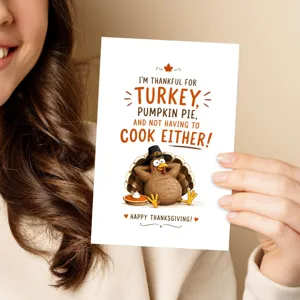 Biglietto d'auguri per il Thanksgiving con simpatica illustrazione di tacchino e feste.