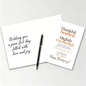 Dettaglio ravvicinato del biglietto di auguri Thanksgiving con tipografia e carta.