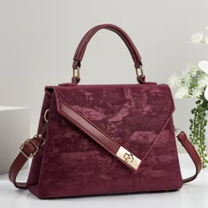 Sac à main bandoulière en velours bordeaux avec quincaillerie dorée élégant pour femme