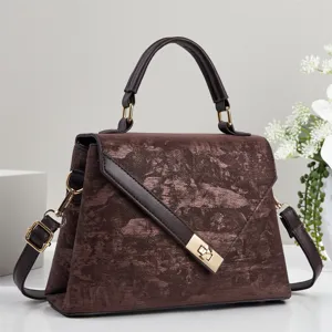 Élégant sac à main texturé marron sac bandoulière avec détails dorés chics pour femmes.