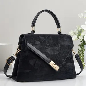Élégant sac à main noir pour femme avec fermoir doré tendance pour un style chic quotidien.