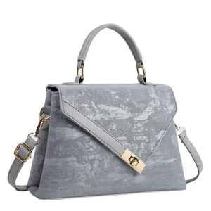 Élégant sac à main texturé gris pour femmes, sac bandoulière chic avec serrure dorée.