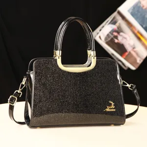 Sac à main noir pailleté pour femme avec détails dorés, sac porté épaule élégant et chic.