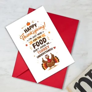 Ευχετήρια κάρτα Thanksgiving με αστείο σχέδιο γαλοπούλας και κόκκινο φάκελο για ευχές.