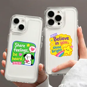 Primo piano dettagliato di cover trasparente per telefono con adesivo di cartone animato.