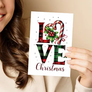 Dettaglio biglietto auguri di Natale, cartolina festiva con design LOVE e busta rossa.